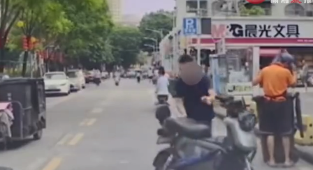 摩托停路中间挡道被男子推倒 车主：车上客人赶高铁自己下去推的