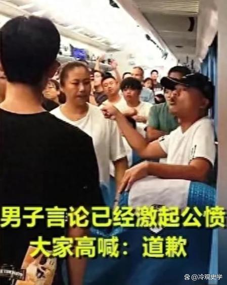 男子发表不当言论惹怒众乘客被女子锁喉