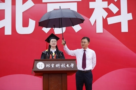 毕业发言遇降雨 校领导为学生打伞