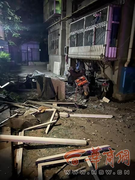 西安一40年老樓兩戶陽(yáng)臺(tái)墜落 大風(fēng)夜驚魂未傷人