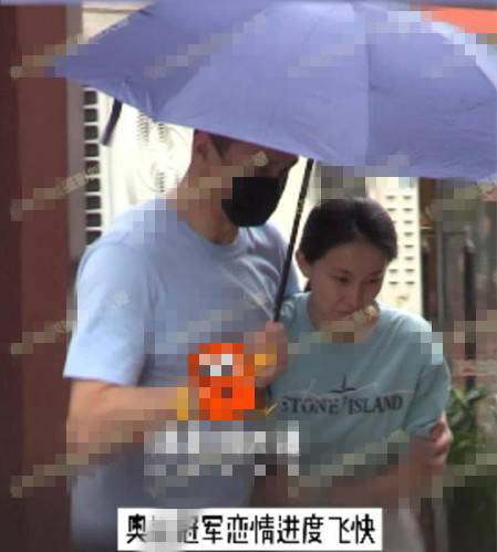 孙杨张豆豆疑似见家长，两人牵手举止亲昵，女方无名指戴婚戒？