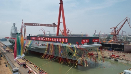 Chinas dritter Flugzeugträger „Fujian“ läuft vom Stapel