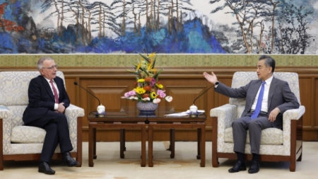 Wang Yi trifft den scheidenden Leiter der EU-Delegation in China