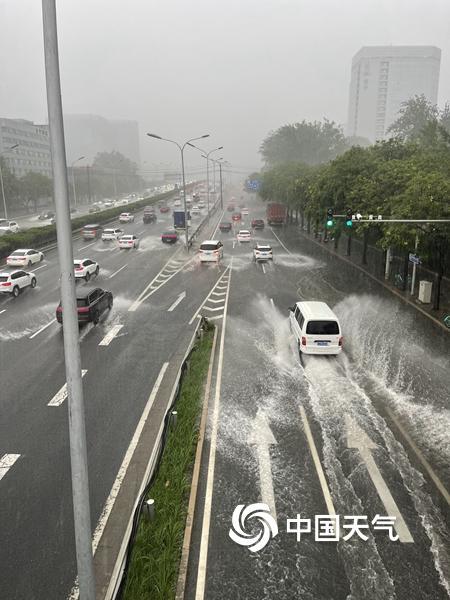 實拍：北京大雨道路積水 行車如劃船,！