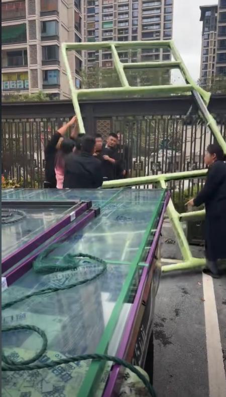 业主自己做的窗户物业不让搬进小区 网友热议纷纷