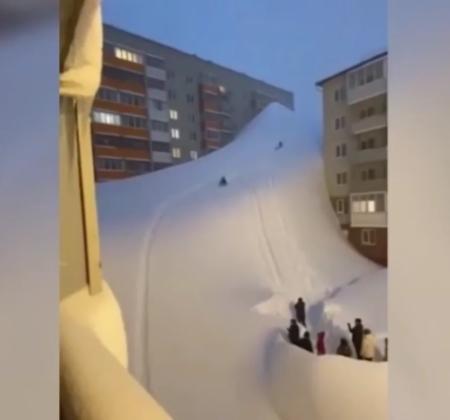 俄暴雪堆出楼高雪坡是假的 AI生成视频误导大众