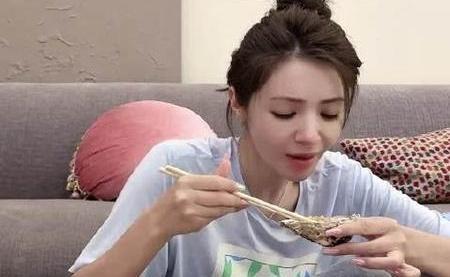 麦迪娜和沐言一起跳新疆舞