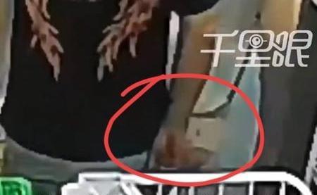 男子便利店碰到女子包被指摸臀