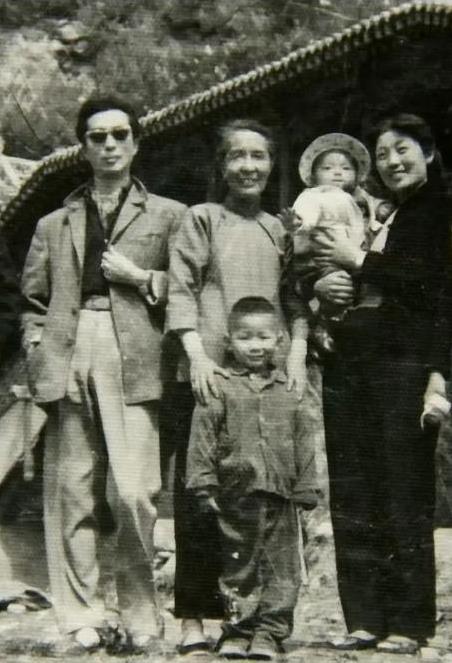 从化工厂到金鹰视帝，70岁还在拍戏，他为何不生自己的孩子？
