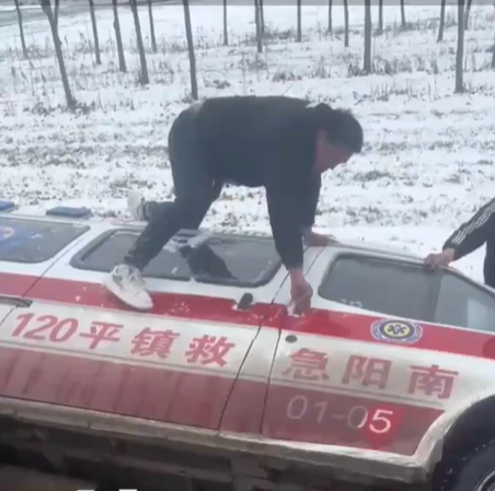 救护车雪天翻进地里 2男子救出3人