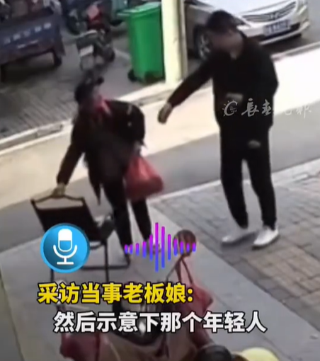 老板娘好心借人椅子却被其顺手牵羊：好气又好笑