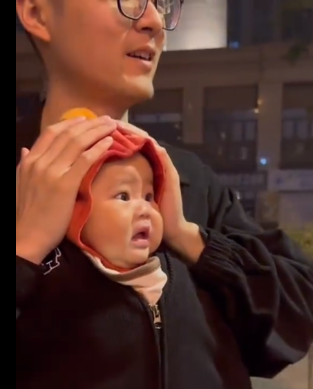 当人类幼崽第一次看烟花，当场被吓成表情包
