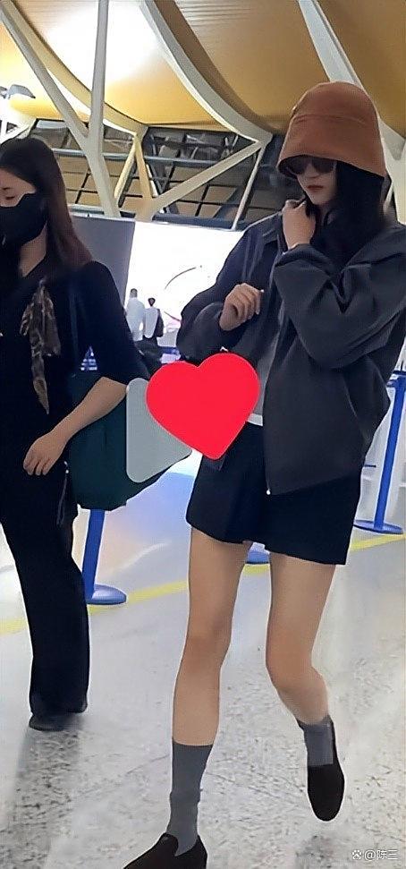 米兰街头偶遇关晓彤 时装周风姿迷东说念主