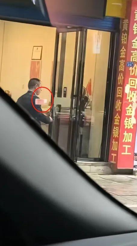 贵州一男子疑边走边撒钱 真币引民警调查