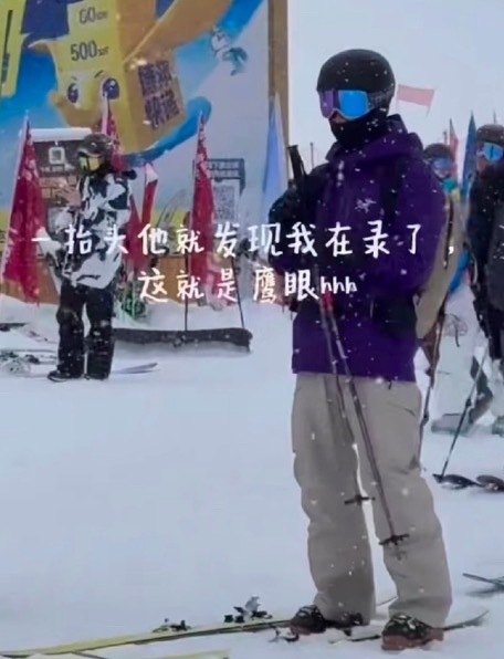 偶遇王一博新疆滑雪 网友估计与周鹏合股
