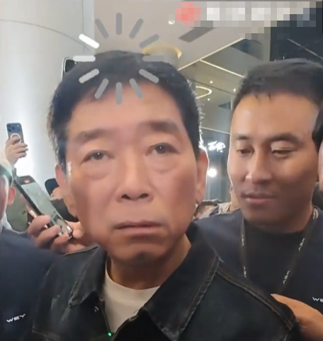 魏建军幽默回应牛仔外套价格 幽默互动引全场笑声