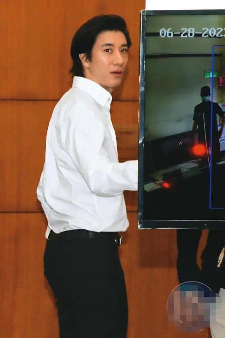 法院判定王力宏李靓蕾离婚获准 现场照片曝光，王力宏需负担女方诉讼律师费23.3万元人民币