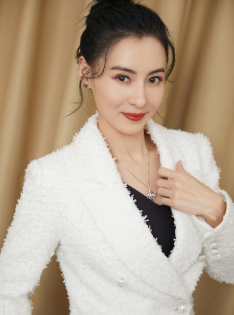 近日,香港媒体爆料称,张柏芝已经与内地富商孙东海秘密领证结婚,并且