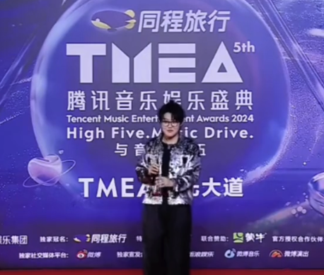 王靖雯领奖像机器人，好可爱的小机器人！