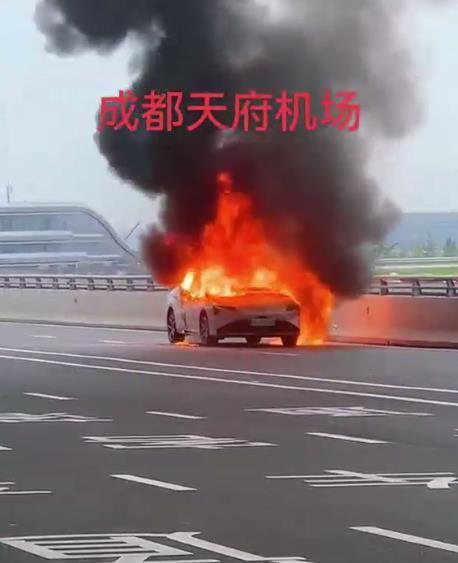 黄金珠宝概念股走高 金价支撑投资价值凸显及成都天府机场外一网约车着火 无人员受伤