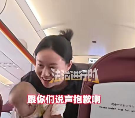 宝妈带娃乘坐飞机为乘客准备耳塞 贴心举动获赞
