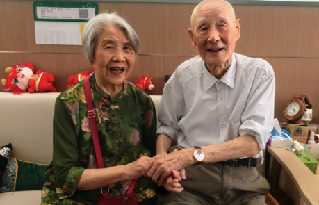结婚63年 92岁爷爷每晚睡前亲吻88岁奶奶的手