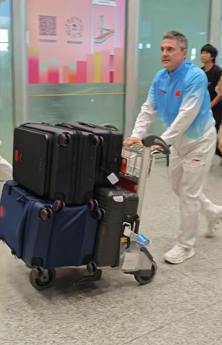 U23亚运男足携铜牌抵京 球迷热烈迎接
