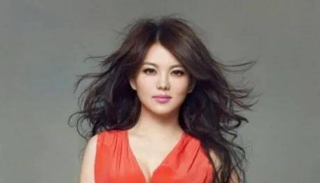 艾薇儿回答是否参加《浪姐4》，网友纷纷议论是真要来，期待值拉满