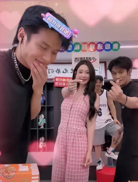 小杨哥克拉拉直播间同框！克拉拉没有穿红裙成最大的遗憾