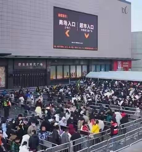 胖东来关闭老店 游客专程来再看一眼 告别繁华旧址