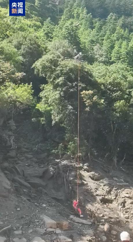 救援队抵达西藏吉隆受灾核心区 “水陆空”全面搜救