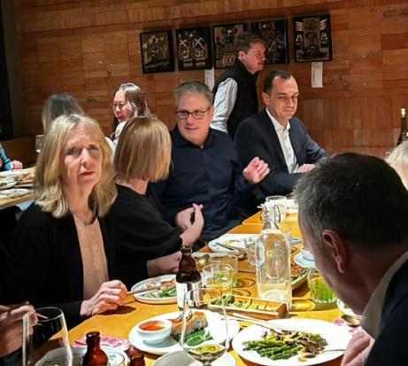 英国首相斯塔默现身北京三里屯 非正式外交破冰