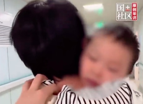 充气堡事故男童睁眼“昏迷”超220天 妈妈:孩子快醒来吧,真的熬不下去了