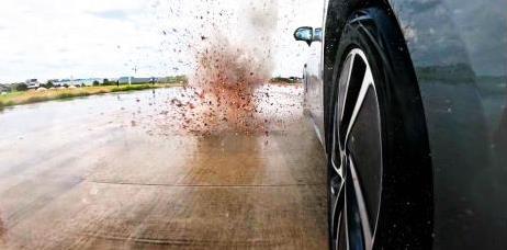 无人机空袭湿滑跑道,星纪元ES极限躲避有多强?