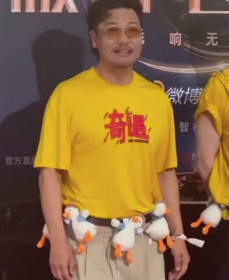 賈冰線下亮相微博電影之夜 網(wǎng)友：是真的瘦了好多啊