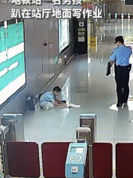 地铁辅警给趴地上写作业小孩搬板凳 小小善举暖人心
