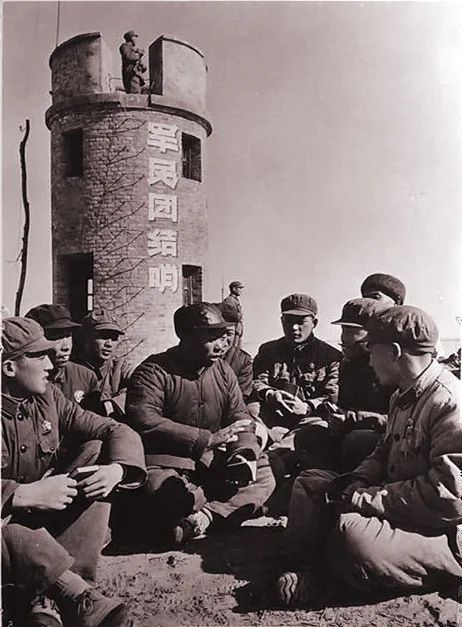 给八路军送水喝的一位老百姓,八路军对老百姓好,老百姓也支持八路军