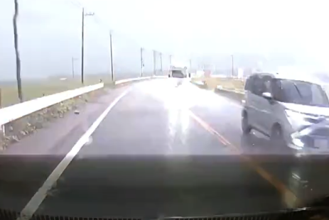 日本车辆暴雨中拍下落雷瞬间 车主称"太恐怖"