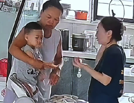 儿媳被2岁孙子打婆婆现场反打护媳：庆幸遇到好婆婆 