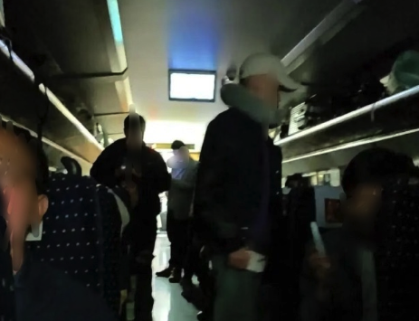 动车砸窗之争背后是铁路应急短板!动车被困隧道4小时多名乘客送医,问题关键不在于该不该“砸窗”