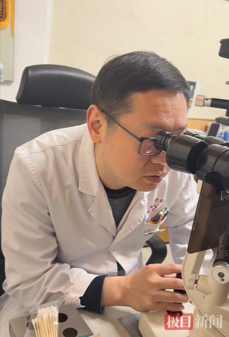 14岁男孩因常与家中猫狗同吃同睡，双眼感染弓蛔虫幼虫近乎失明