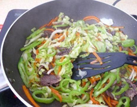 剩面条别扔，1招加3菜，炒出酱香不粘锅？