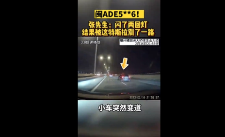 男子闪灯提醒前车 被车主别一路 