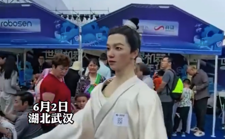 太逼真,！機(jī)器人“唐伯虎”亮相武漢,，面部毛孔清晰可見