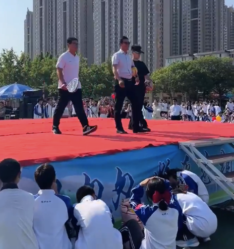 山东一中学毕业典礼变老师走秀T台 台下学生尖叫疯狂打call