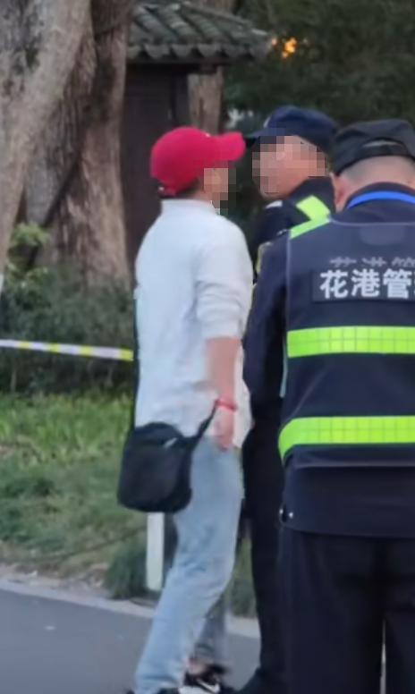 西湖景区游客与保安互吐口水 争执因发小广告引发