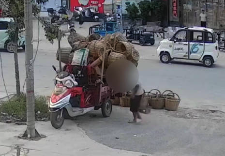 面馆老板发视频帮大爷卖空竹筐 大爷执意感谢