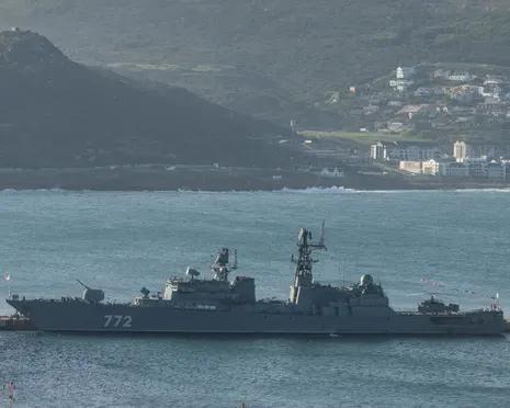 俄军舰在英附近海域实弹演习 罕见演练引发关注