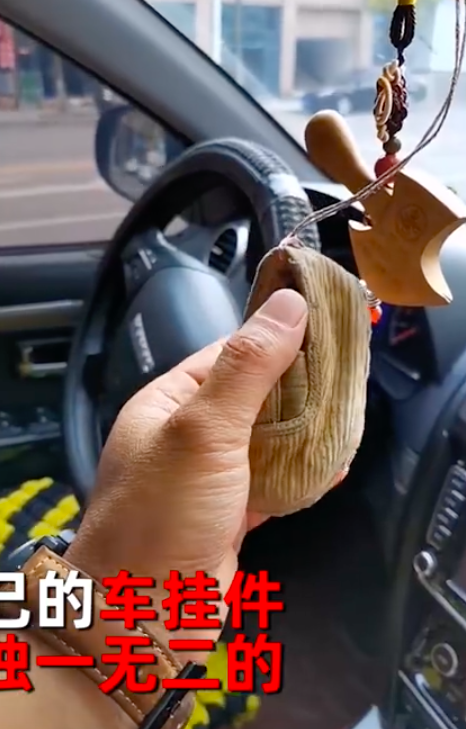 男子将妈妈38年前做的布鞋当挂件