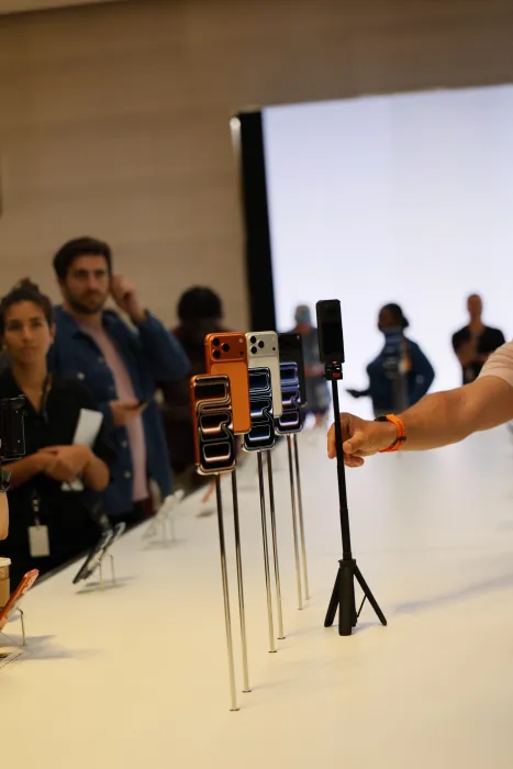 苹果 2025 最重要一天，库克在第五大道 Apple Store 共庆 iPhone 17 系列发售